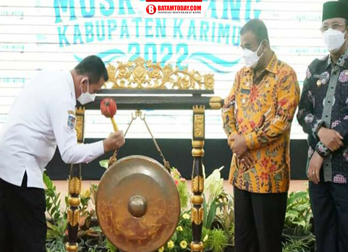 Gubernur Kepri, H. Ansar Ahmad S.E., M.M saat memukul gong
